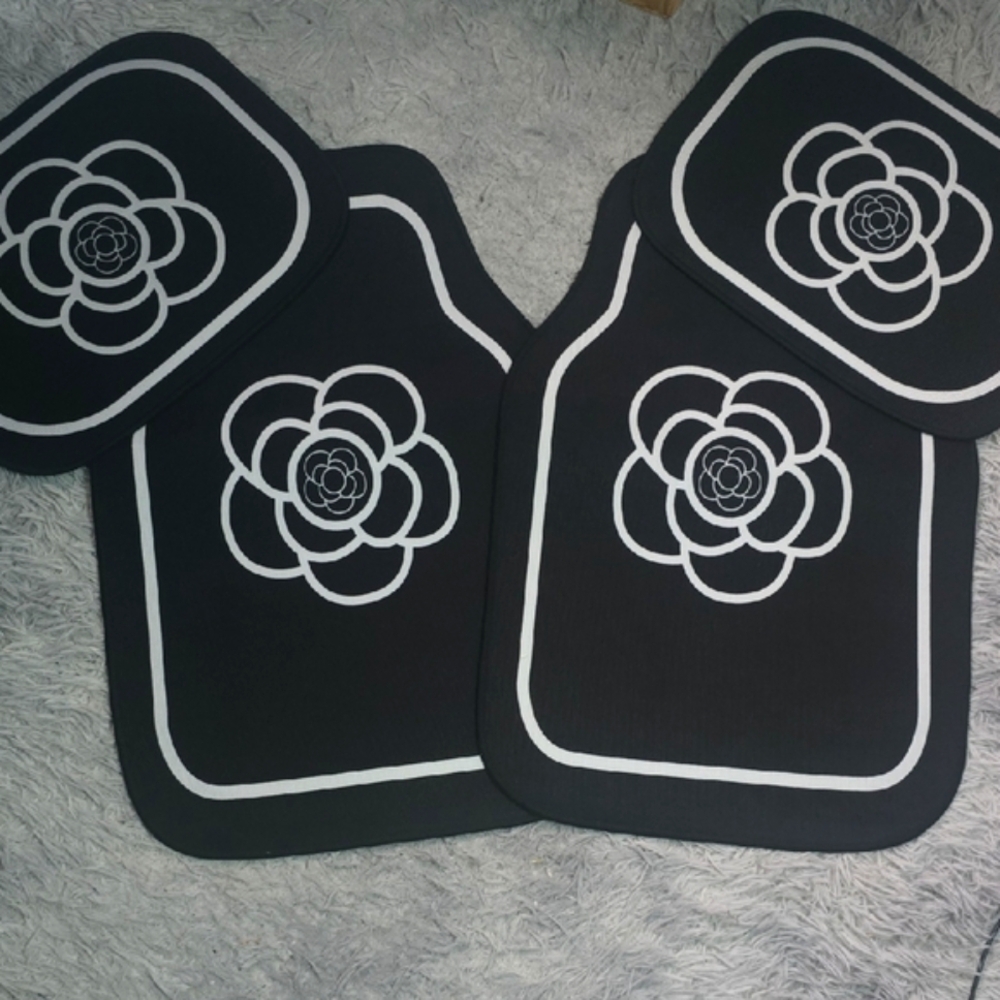 Camilla Black & White Car Floor Mats (SET OF 4)(NWOT)✨️🖤✨️